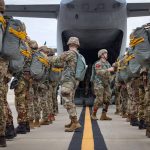 Militares de Estados Unidos (EE.UU) arriban a Manta para misión temporal de seguridad con la Fuerza Aérea ecuatoriana.