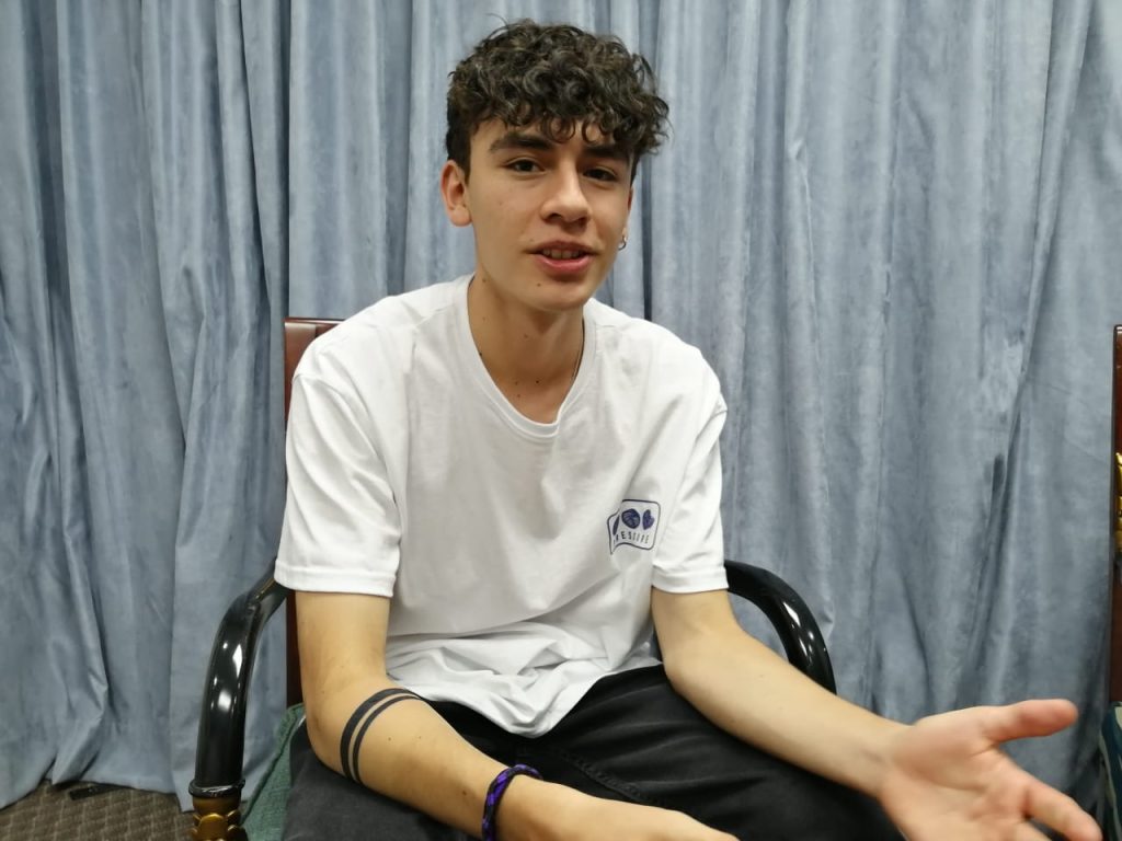 El artista ‘Plua’ durante una entrevista con Diario El Mercurio. /REM