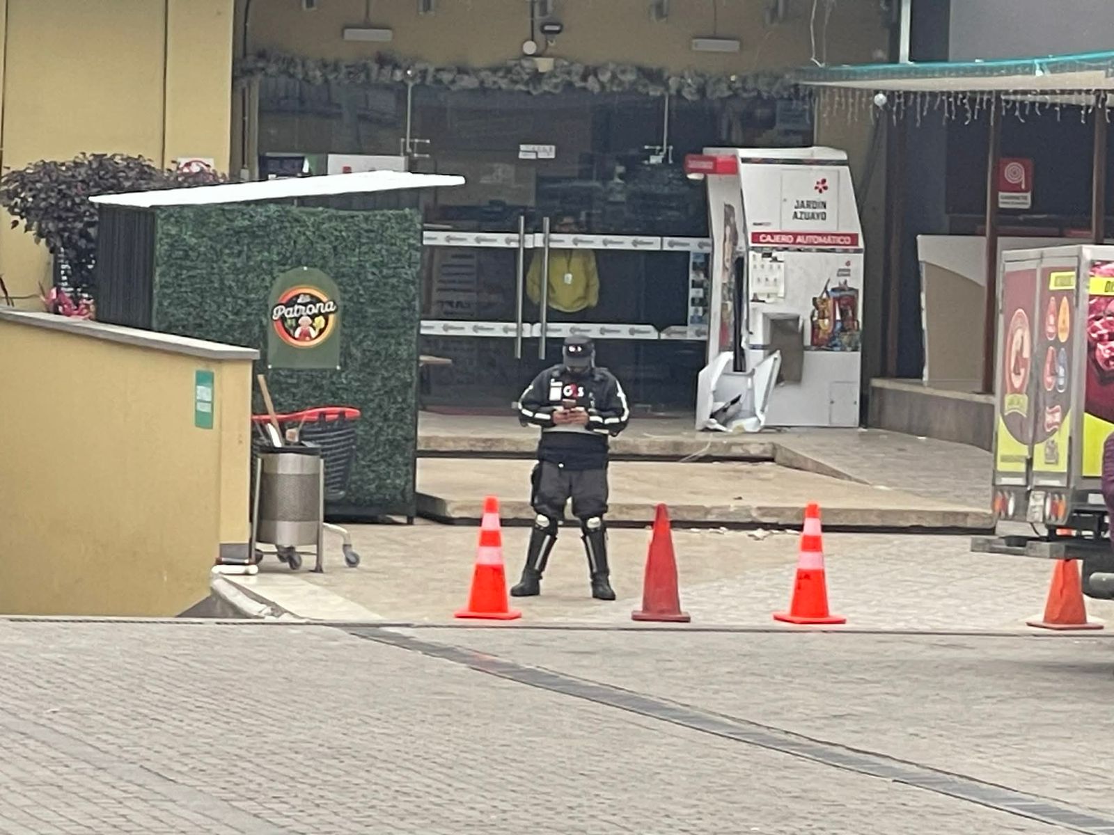 Delincuentes robaron un cajero automático en un centro comercial de Gualaceo. Ocurrió cerca de las 03:00 de este 2 de diciembre.