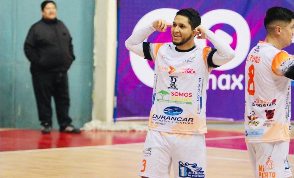 Adrián Peñafiel jugó el Mundialito de los Pobres en el 2024 con los colores de El Paraíso. El Mercurio