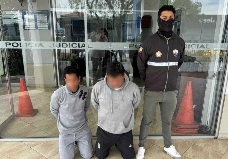 Los dos hombres fueron detenidos por la Policía Nacional. Foto: Facebook