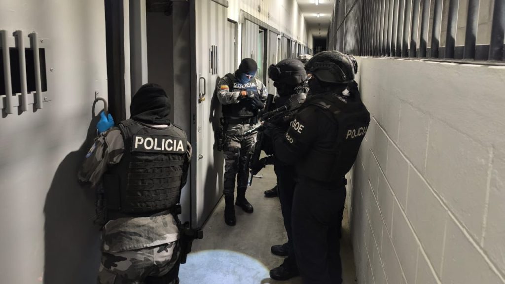 La Policía Nacional ejecutó el operativo en la cárcel de Turi. Foto: PN