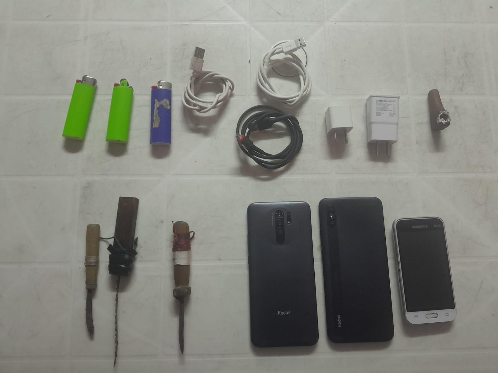 Estos objetos se encontraron en la cárcel de Macas. Foto: Policía Nacional