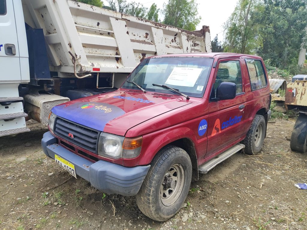 Vehículos y maquinaria que la Prefectura del Azuay rematará en diciembre de 2025. /Cortesía