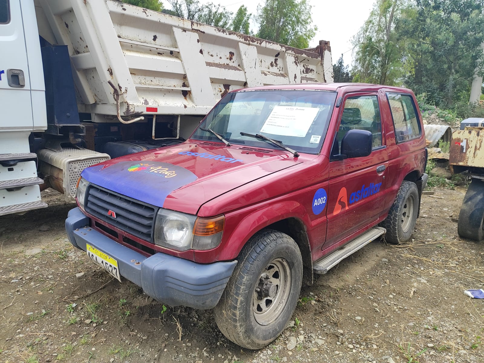 Vehículos y maquinaria que la Prefectura del Azuay rematará en diciembre de 2025. /Cortesía