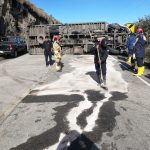 En la vía Cuenca-Molleturo se volcó un camión. Foto: ETAPA EP