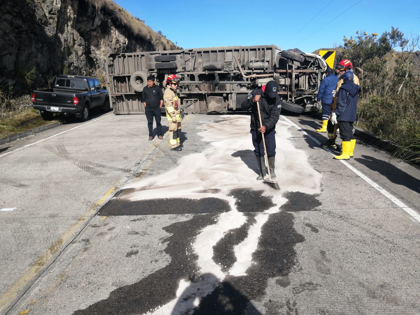 En la vía Cuenca-Molleturo se volcó un camión. Foto: ETAPA EP
