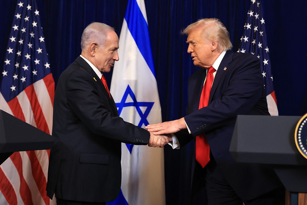 El presidente Donald Trump estrecha la mano del primer ministro israelí, Benjamin Netanyahu, durante una conferencia de prensa en su club Mar-a-Lago el 29 de diciembre de 2025 en Palm Beach, Florida. Ambos líderes mantuvieron una reunión bilateral para abordar la seguridad regional en Oriente Medio y la alianza entre Estados Unidos e Israel. /AFP