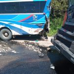 Choque entre volquete y bus deja un herido en El Pongo, en la vía Cuenca - Girón - Pasaje. Foto: cortesía.