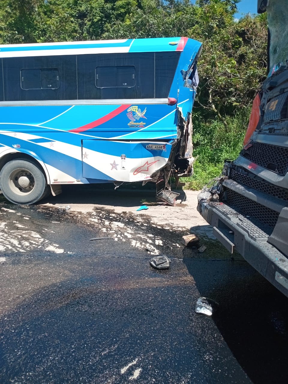 Choque entre volquete y bus deja un herido en El Pongo, en la vía Cuenca - Girón - Pasaje. Foto: cortesía.