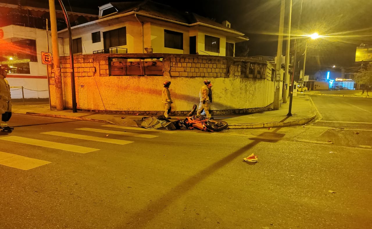 Motociclista muere en grave accidente en la Don Bosco y Doce de Octubre, en Cuenca. Otro vehículo implicado escapó.