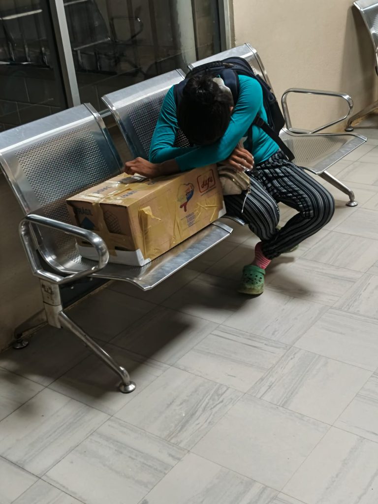 Indignación en Morona Santiago: bebé Achuar, de Taisha, fallece y le entregan el cuerpo en un cartón.