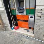 Atacan cajero automático de la Cooperativa Policía Nacional en pleno centro de Cuenca. Las autoridades investigan.