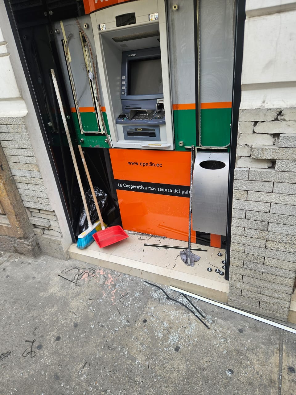 Atacan cajero automático de la Cooperativa Policía Nacional en pleno centro de Cuenca. Las autoridades investigan.