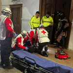 Personal de la Cruz Roja de Azuay atendió a un ciudadano tras ser apuñalado en el centro de la ciudad. /Cortesía