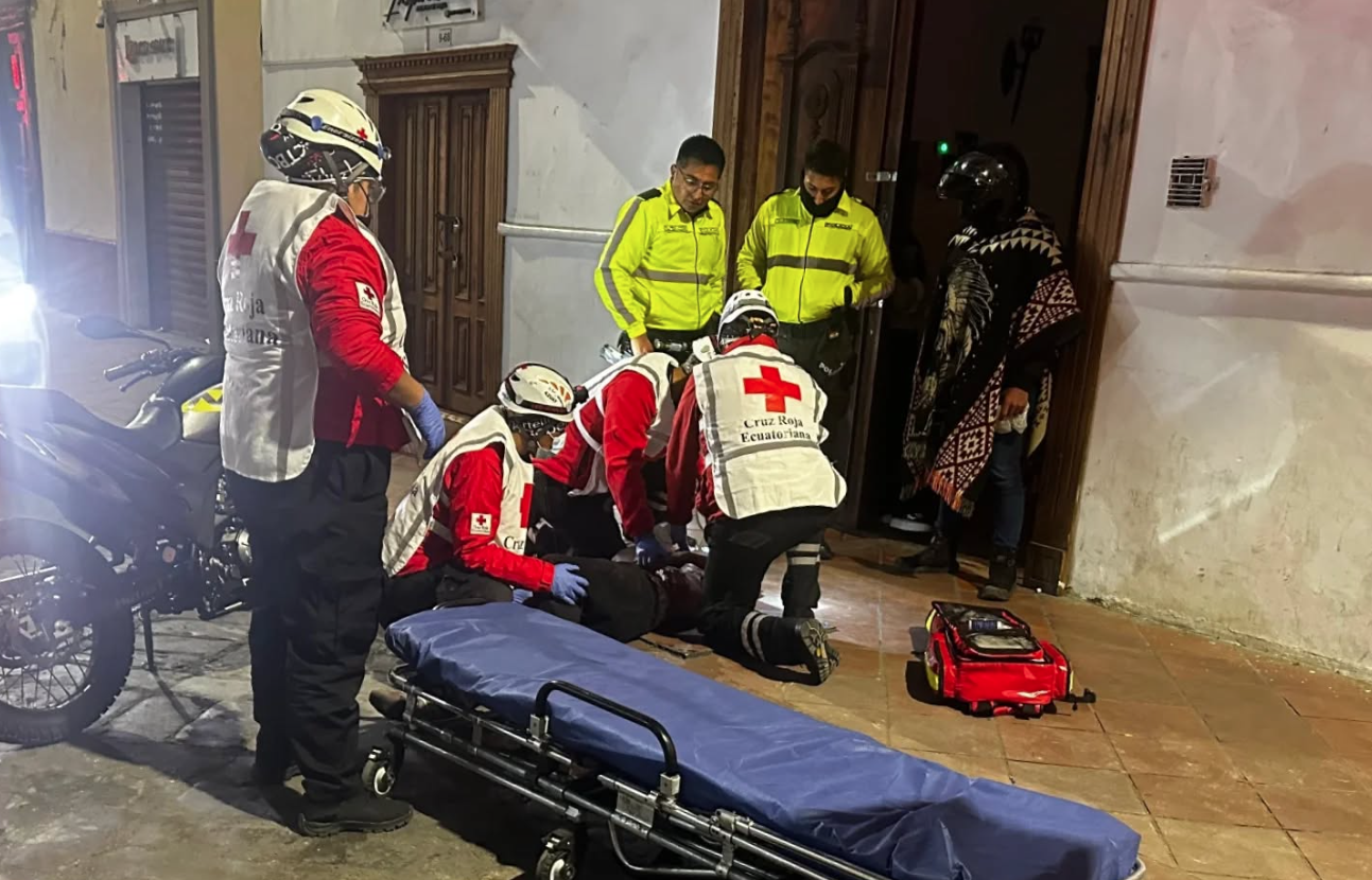 Personal de la Cruz Roja de Azuay atendió a un ciudadano tras ser apuñalado en el centro de la ciudad. /Cortesía