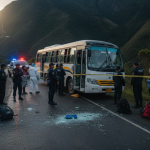 Una funcionaria municipal y la Prefecta del Guayas se pronunciaron sobre un supuesto asalto a una furgoneta en la vía Cuenca – Molleturo – El Empalme. /Foto referencial generada con IA