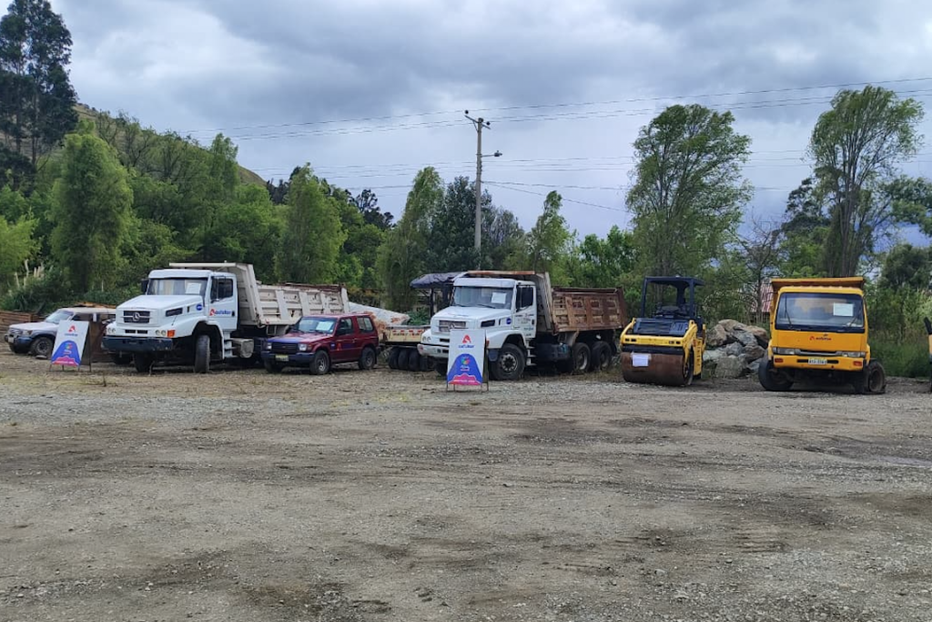 Vehículos y maquinaria que la Prefectura del Azuay rematará en diciembre de 2025. /Cortesía