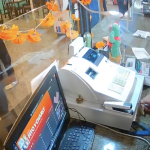 Dos delincuentes ingresaron con un arma de fuego a robar en Cuenca. Foto captura