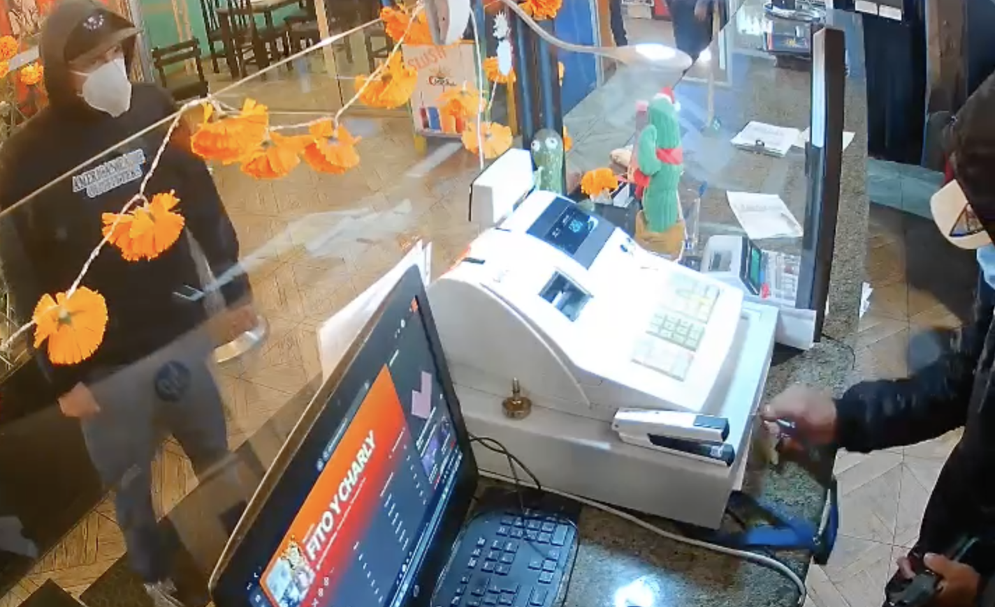 Dos delincuentes ingresaron con un arma de fuego a robar en Cuenca. Foto captura