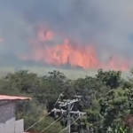 Grave incendio forestal en el cantón Santa Isabel, en Azuay. Llamas están cerca de viviendas.