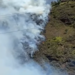 Incendio forestal de magnitud en la comunidad de Chobshi, en Sígsig. Miembros del Cuerpo de Bomberos están en la zona.