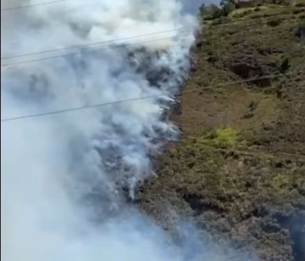 Incendio forestal de magnitud en la comunidad de Chobshi, en Sígsig. Miembros del Cuerpo de Bomberos están en la zona.