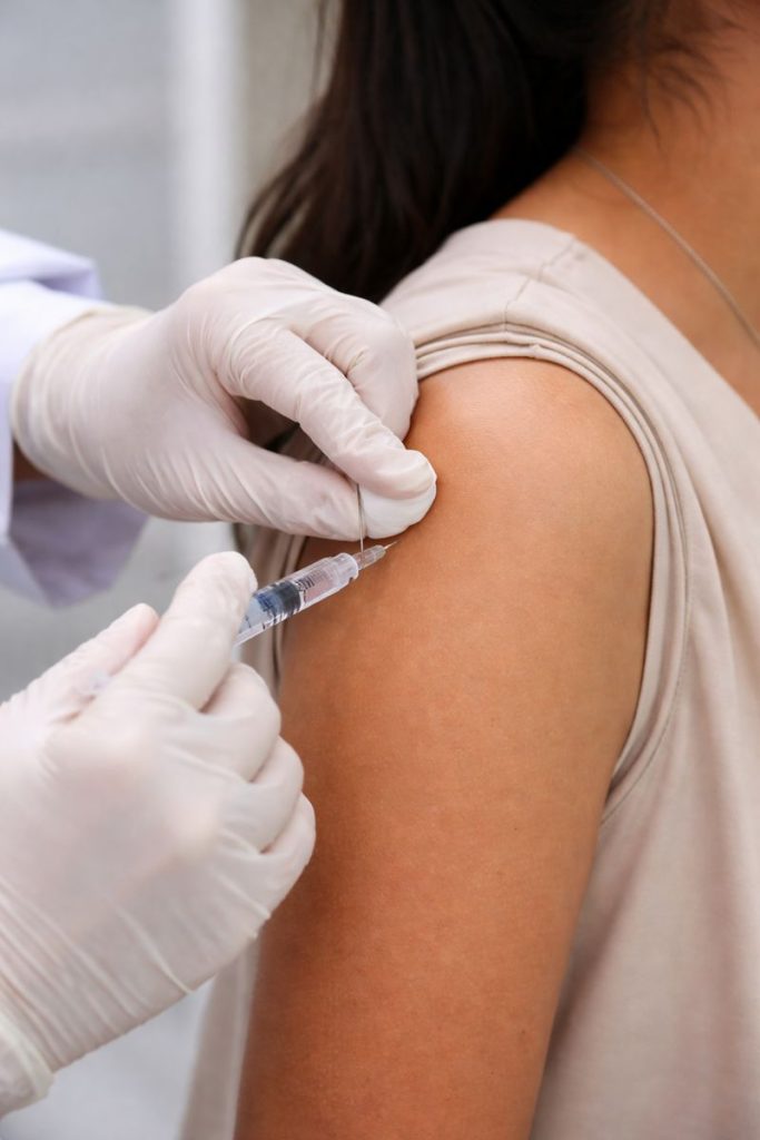 La vacunación está enfocada en los grupos prioritarios de Ecuador. Foto: IA