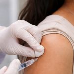 La vacunación está enfocada en los grupos prioritarios de Ecuador. Foto: IA