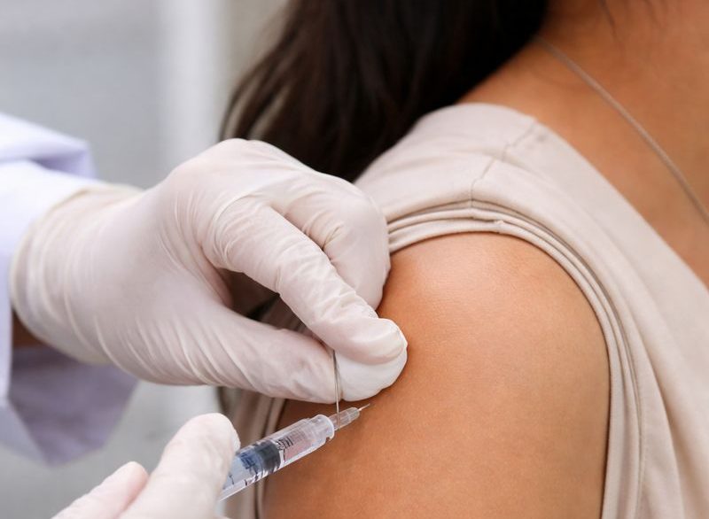 La vacunación está enfocada en los grupos prioritarios de Ecuador. Foto: IA