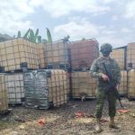 FF.AA descubrieron centro de acopio de combustible en Camilo Ponce Enríquez, en Azuay. Hay tres detenidos.