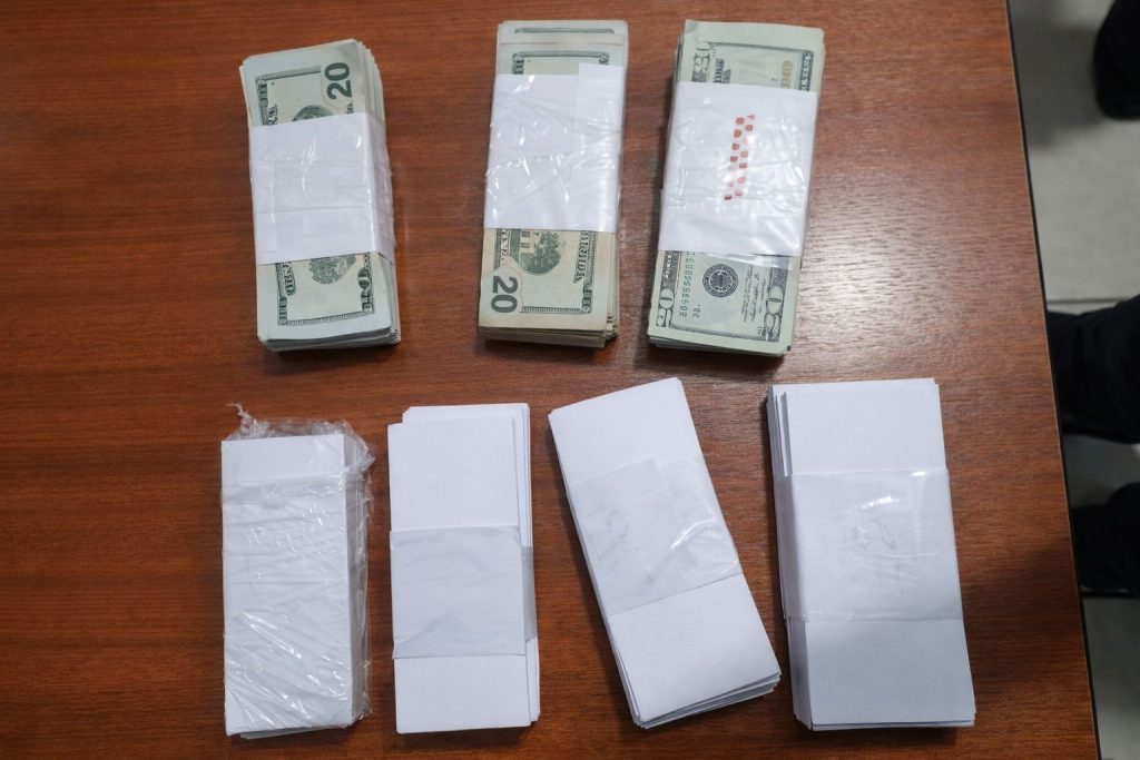 Policía decomisa encomienda con dinero presuntamente adulterado en la Terminal Terrestre de Cuenca. Investigan la procedencia.