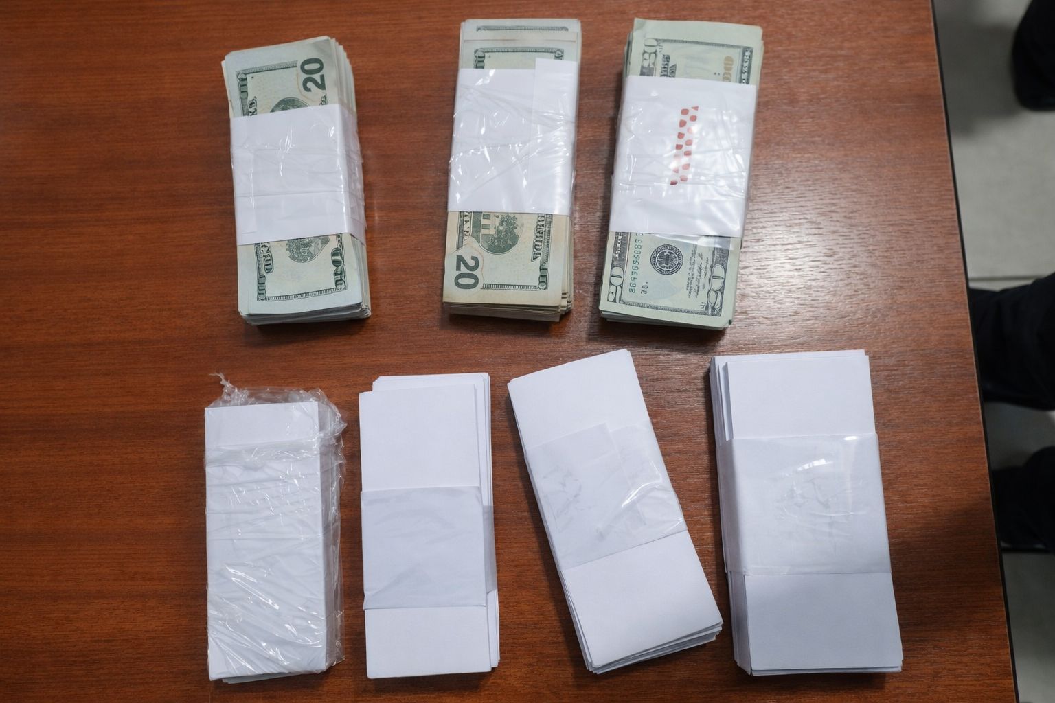 Policía decomisa encomienda con dinero presuntamente adulterado en la Terminal Terrestre de Cuenca. Investigan la procedencia.