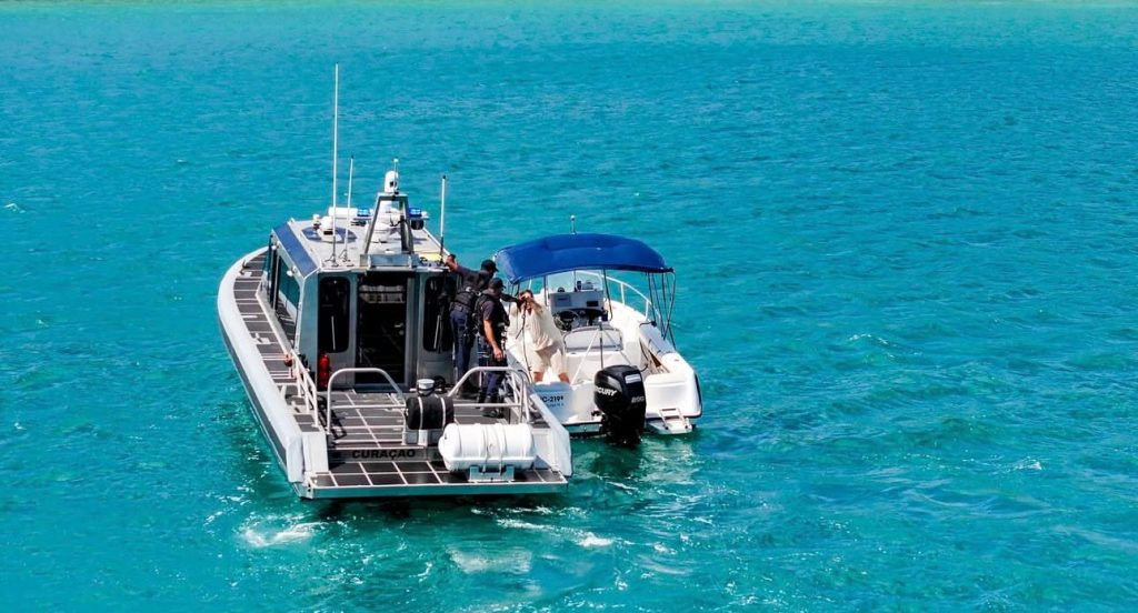 Ecuatoriano sobrevive tras nadar ocho horas en el Caribe después de caer de una moto acuática. La Guardia Costera del Caribe Holandés lo buscaba.