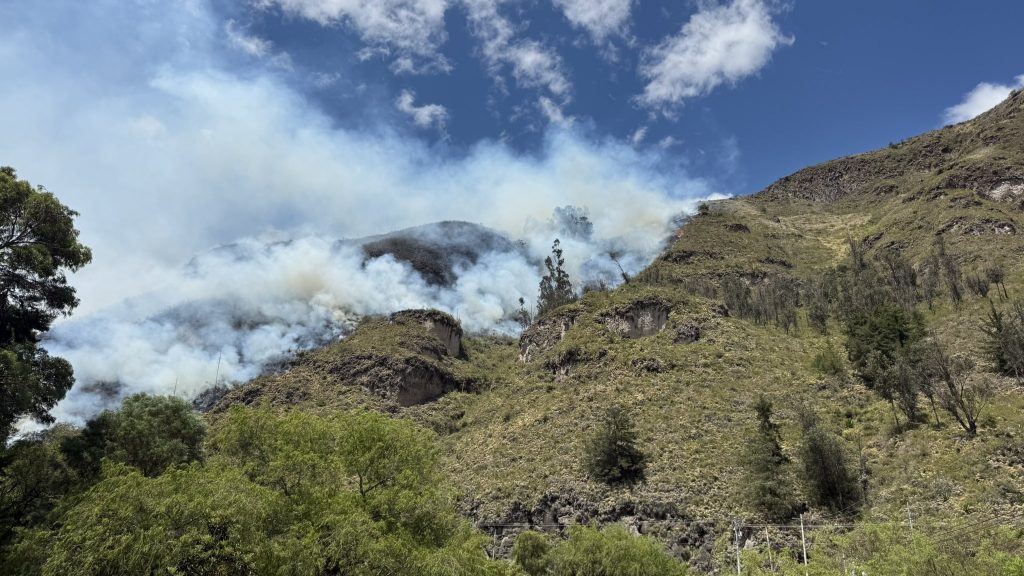 Los bomberos trabajaron varias horas para poder sofocar el fuego en Paute. Foto: Riesgos Ecuador