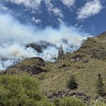 Los bomberos trabajaron varias horas para poder sofocar el fuego en Paute. Foto: Riesgos Ecuador