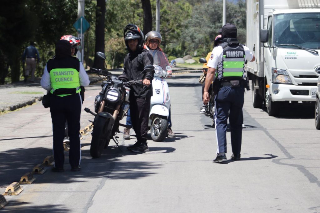 Agentes de la EMOV se ubicará en distintos puntos por los cierres viales. Foto: EMOV