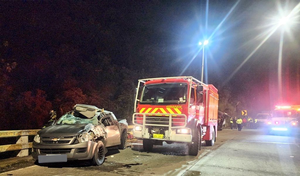 Varios vehículos estuvieron involucrados en el accidente de tránsito. Foto: Cuerpo Bomberos de Cuenca