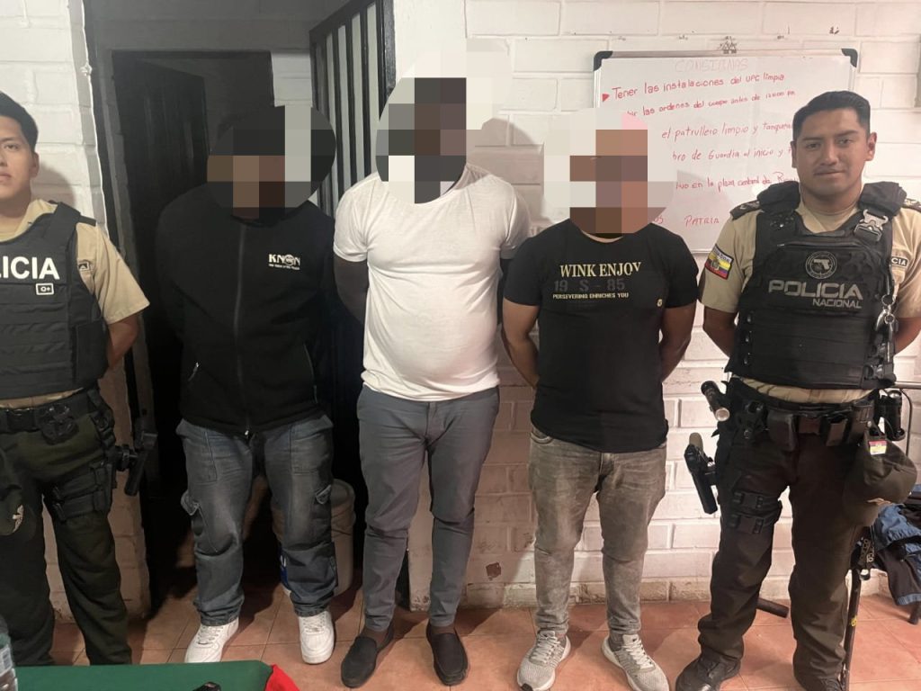 La Policía Nacional detuvo a dos colombianos y un ecuatoriano en Cuenca. Foto: Policía Nacional