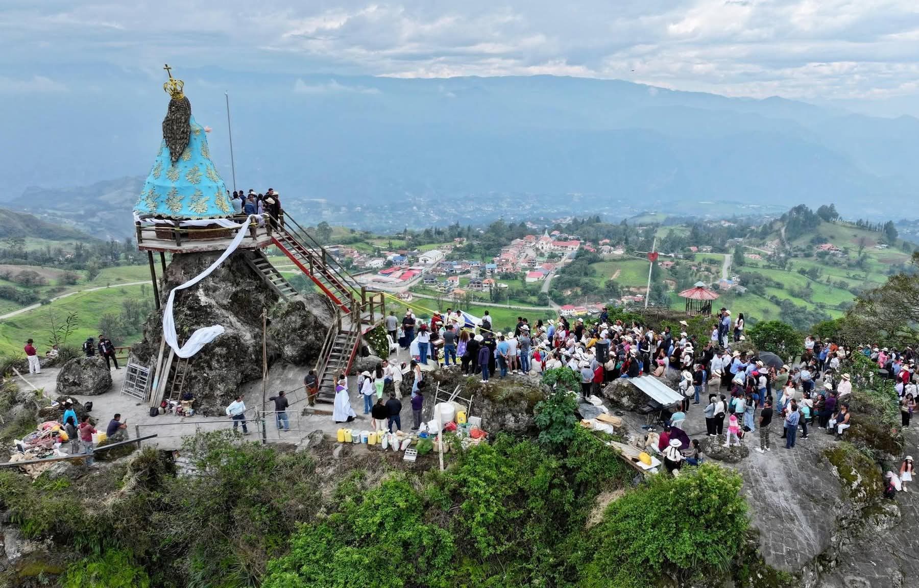 Esta es la nueva escultura de la Virgen de la Asunción que se levantó en el mirados San Alfonso. /Foto Prefectura de Azuay