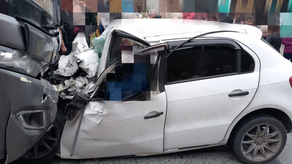 Un vehículo liviano y un bus chocaron frontalmente. Foto: ECU911
