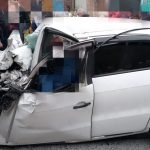 Un vehículo liviano y un bus chocaron frontalmente. Foto: ECU911