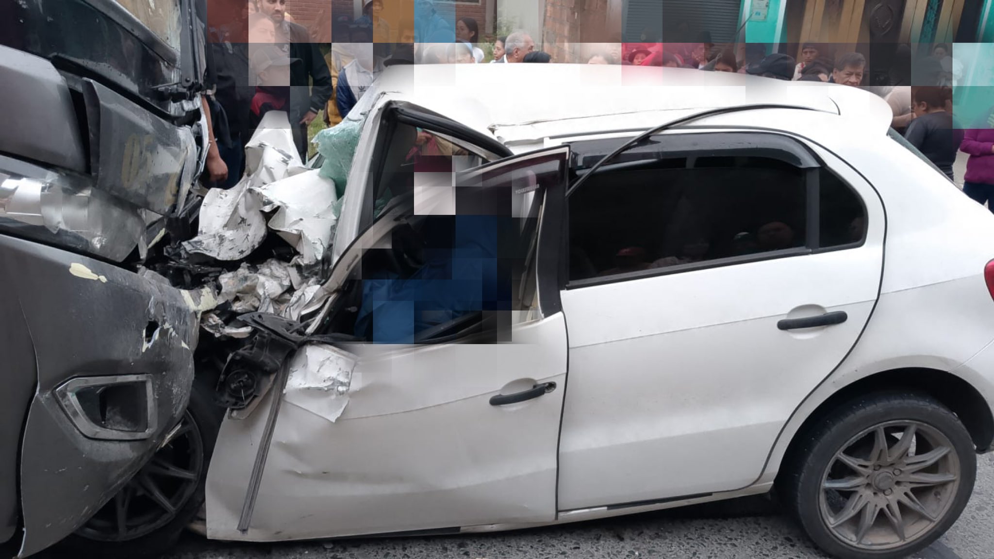 Un vehículo liviano y un bus chocaron frontalmente. Foto: ECU911