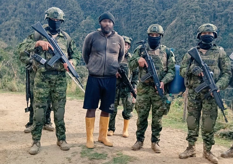 Un hombre de nacionalidad colombiana fue detenido en Sígsig. Foto: Ejército Ecuatoriano
