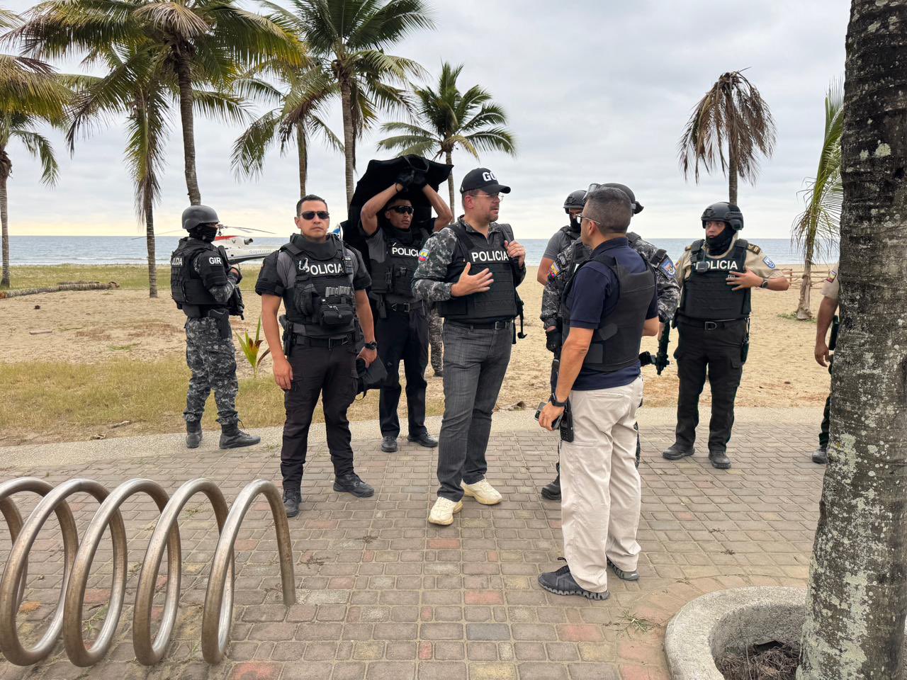 El ministro del Interior, John Reimberg, se trasladó hasta Puerto López en donde ocurrieron los asesinatos. Foto: X