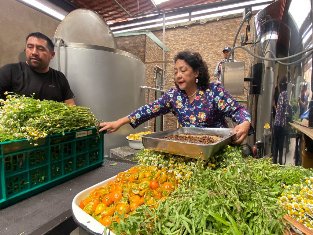 Mauricio Poveda y Patricia Pulla empezaron a elaborar la chicha que se repartirá el próximo 24 de diciembre de 2025. Foto: El Mercurio