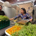 Mauricio Poveda y Patricia Pulla empezaron a elaborar la chicha que se repartirá el próximo 24 de diciembre de 2025. Foto: El Mercurio