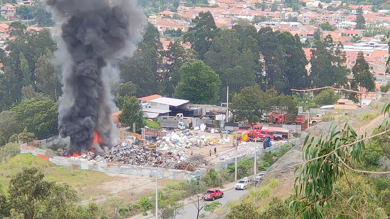 Incendio en recicladora al norte de Cuenca generó alarma. El Cuerpo de Bomberos controló el fuego.