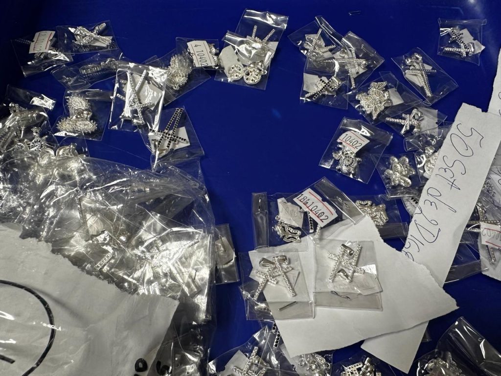 SENAE decomisó un lote de joyas de plata con piedras semipreciosas que traía dos pasajeros desde España. Está valorado en 77.000 dólares.