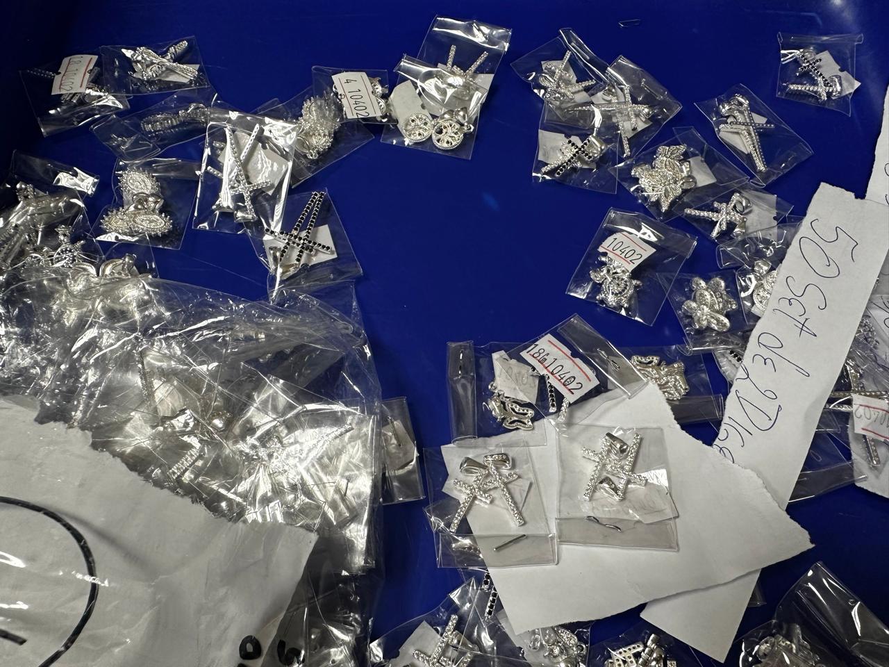 SENAE decomisó un lote de joyas de plata con piedras semipreciosas que traía dos pasajeros desde España. Está valorado en 77.000 dólares.